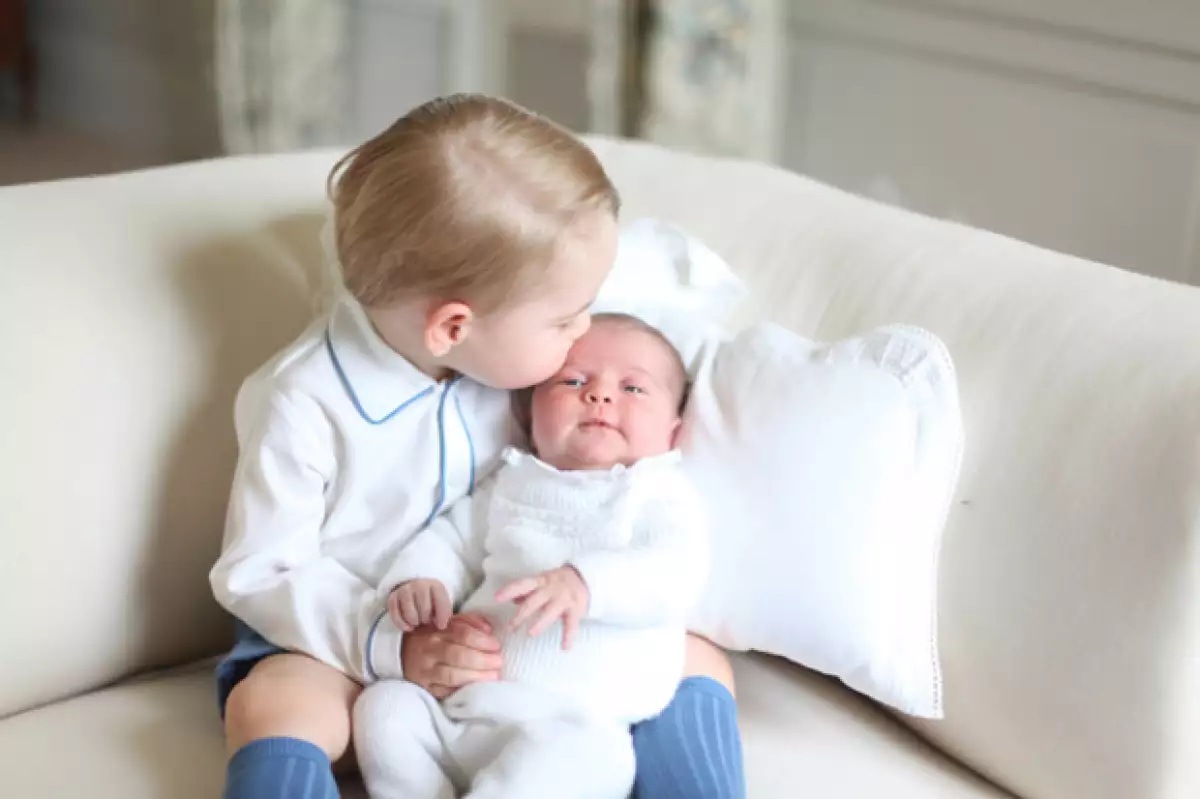 A unas horas de ser bautizada, el Palacio de Kensington anunció los nombres de quienes se encargarán de acompañar a la princesa en el primer sacramento.