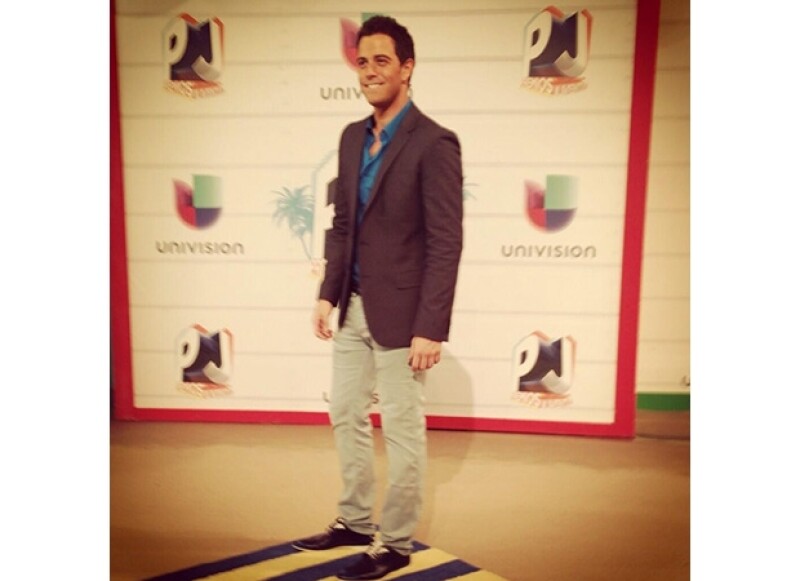 El cantante llegó visiendo Hugo Boss a la entrega de premios en Miami.