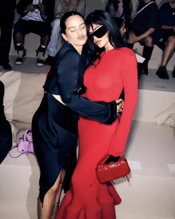 Rosalía y Kylie Jenner en el desfile de Acne Studios