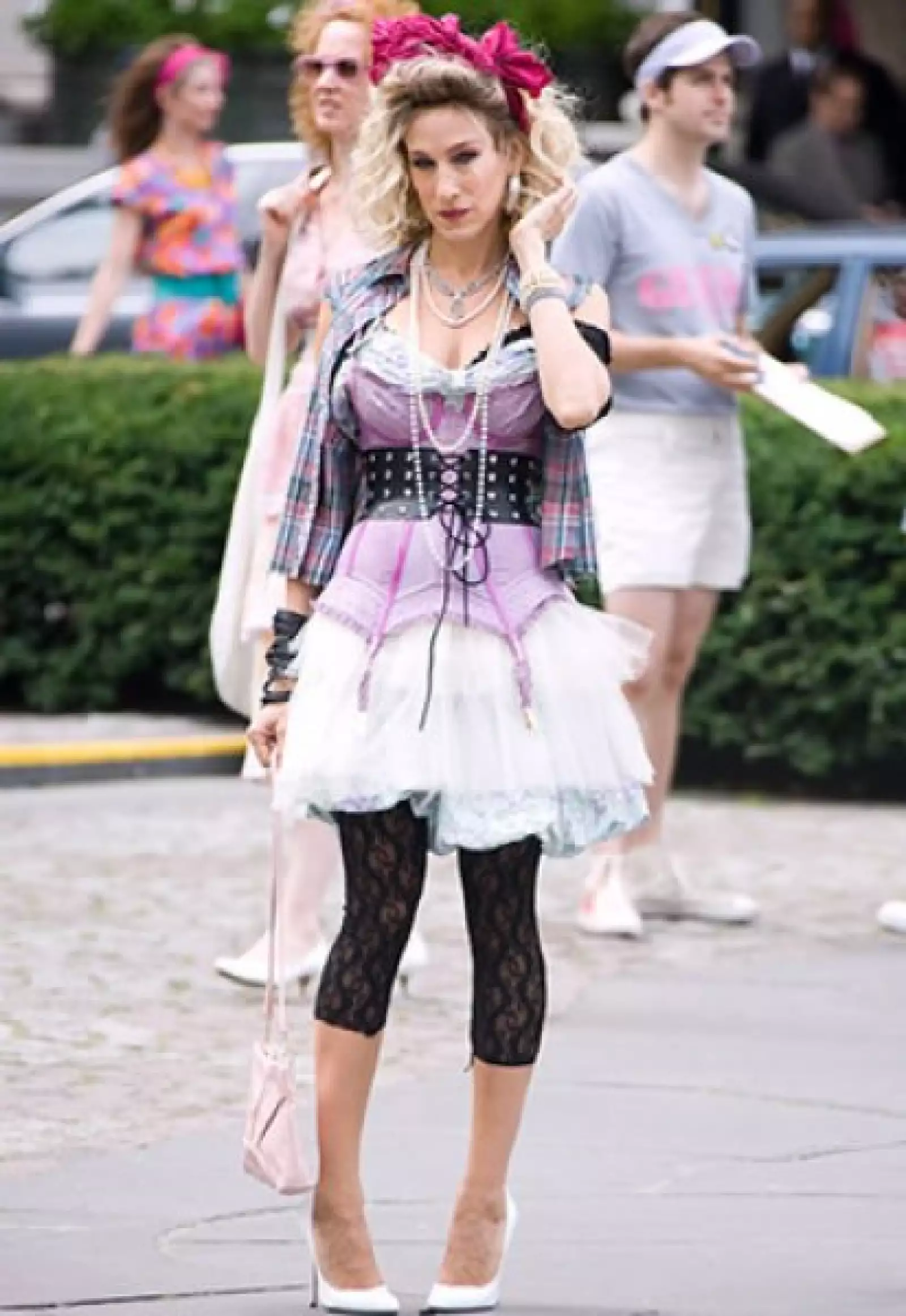 Chaleco a cuadros, bustier rosa, mallones de encaje y falda de tul: la Carrie Bradshaw ochentera es todo un espectáculo.