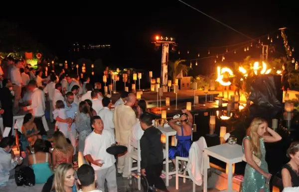 La decoración del lugar fue con salas tipo lounge, velas y la cena fue un buffet.