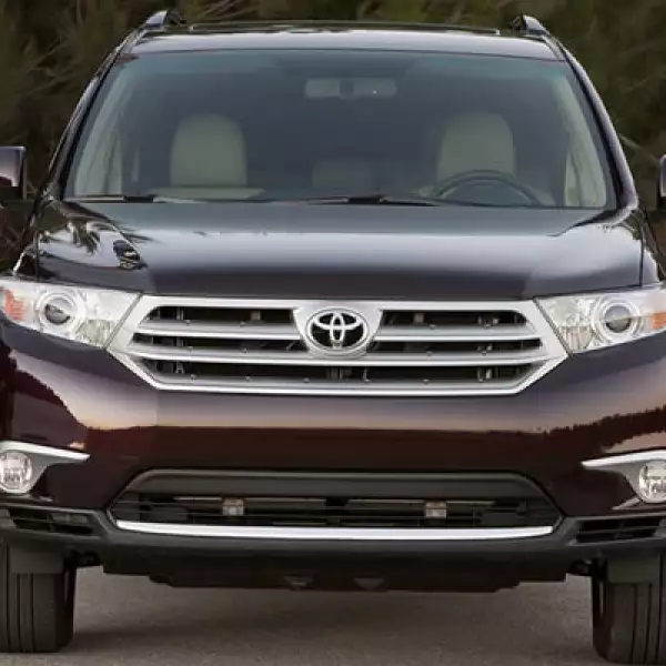 Estrena molduras laterales y traseras, barras cromadas en el techo para la versión limitada y un nuevo diseño de rines en la versión de entrada.