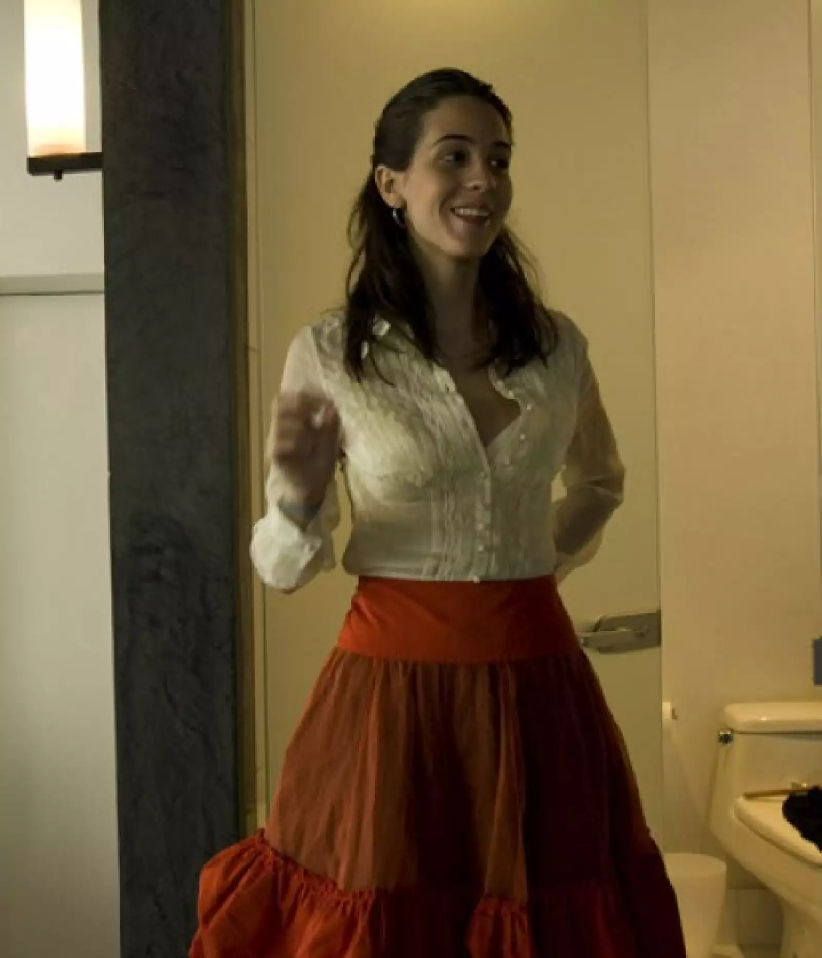 Este año, la joven actriz asistirá al Festival a presentar la película Viaje Redondo del director Gerardo Tort. Aquí probándose una falda Louis Vuitton y una blusa Malandrino.