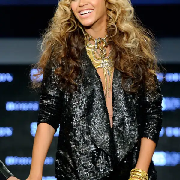 La futura mamá, Beyonce Knowles aprovechó el marco de la moda para lanzar su firma House of Dearlon, en la cual trabaja con su madre.