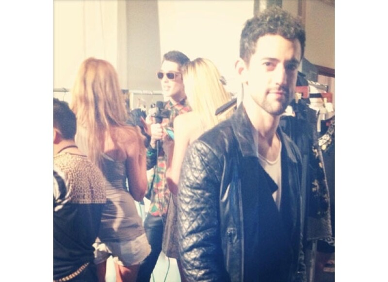 Luis Gerardo Méndez también fue a Nueva York y lució un look del diseñador Ricardo Seco.