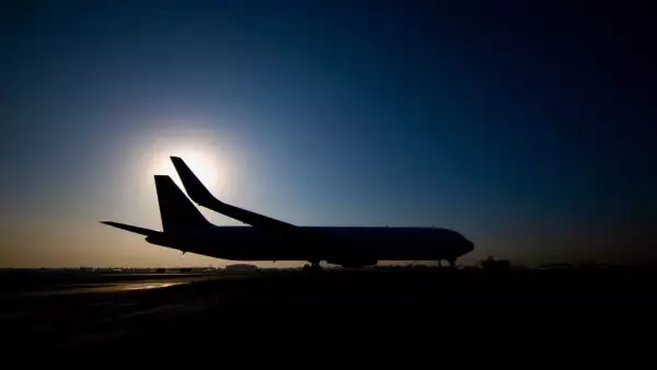 (Avión en la posta de aterrizaje del AICM)