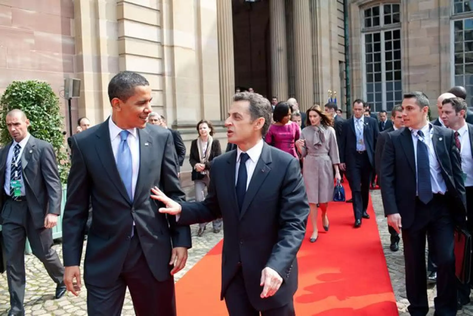 Obama camina junto al presidente francés, Nicolás Sarkozy, después de su encuentro en Strausbourg, Francia.