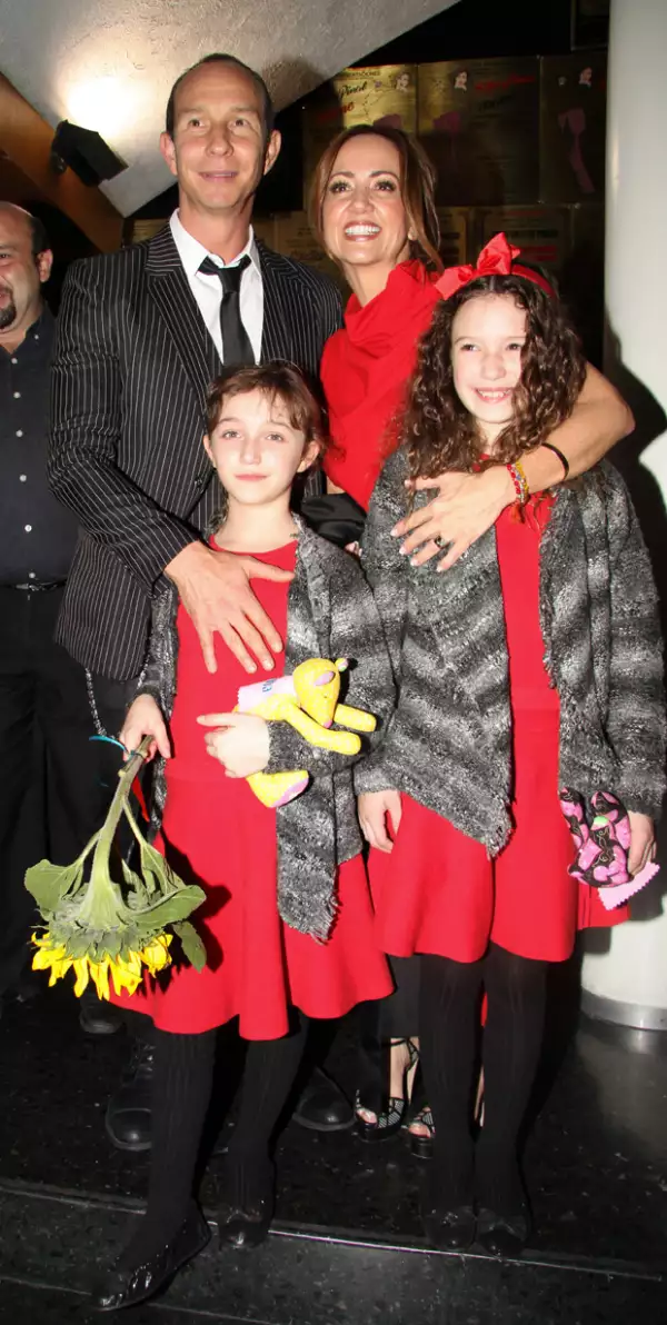 Happy family, Andrea, Erik, Mía y Nina durante el estreno de Annie.
