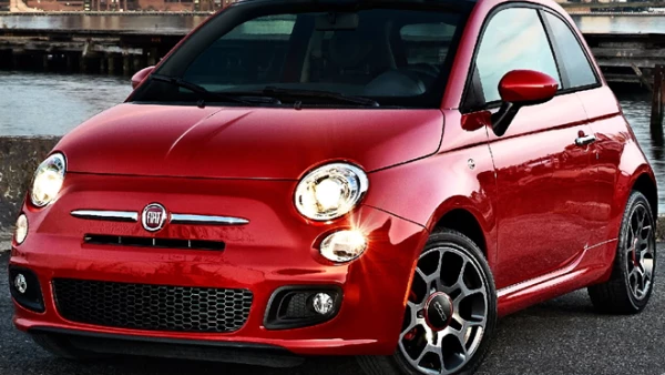 FIAT CINQUECENTO Sus medidas son 3.5 m de largo, 1.6 m ancho y 1.5 m alto. Corre con motor de 1.2 L.