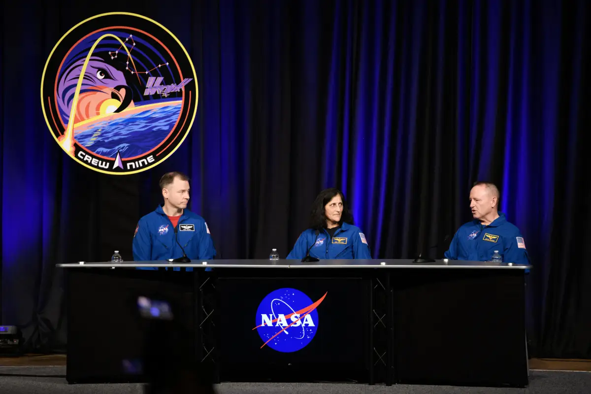 Los astronautas de la NASA Nick Hague, Suni Williams y Butch Wilmore responden a preguntas durante la rueda de prensa posterior al vuelo de la tripulación 9 de SpaceX en el Centro Espacial Johnson de Houston, Texas, el 31 de marzo de 2025. 