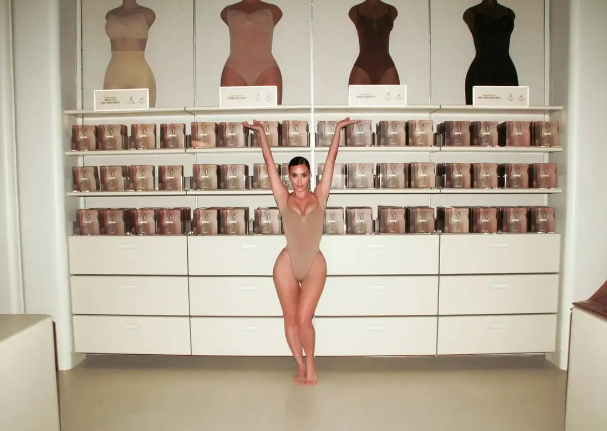 Kim-Kardashian-en-tienda-Skims.jpg