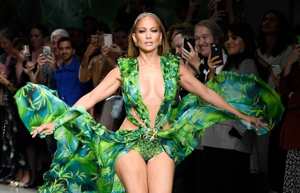 jennifer-lopez-versace-drees-grammy