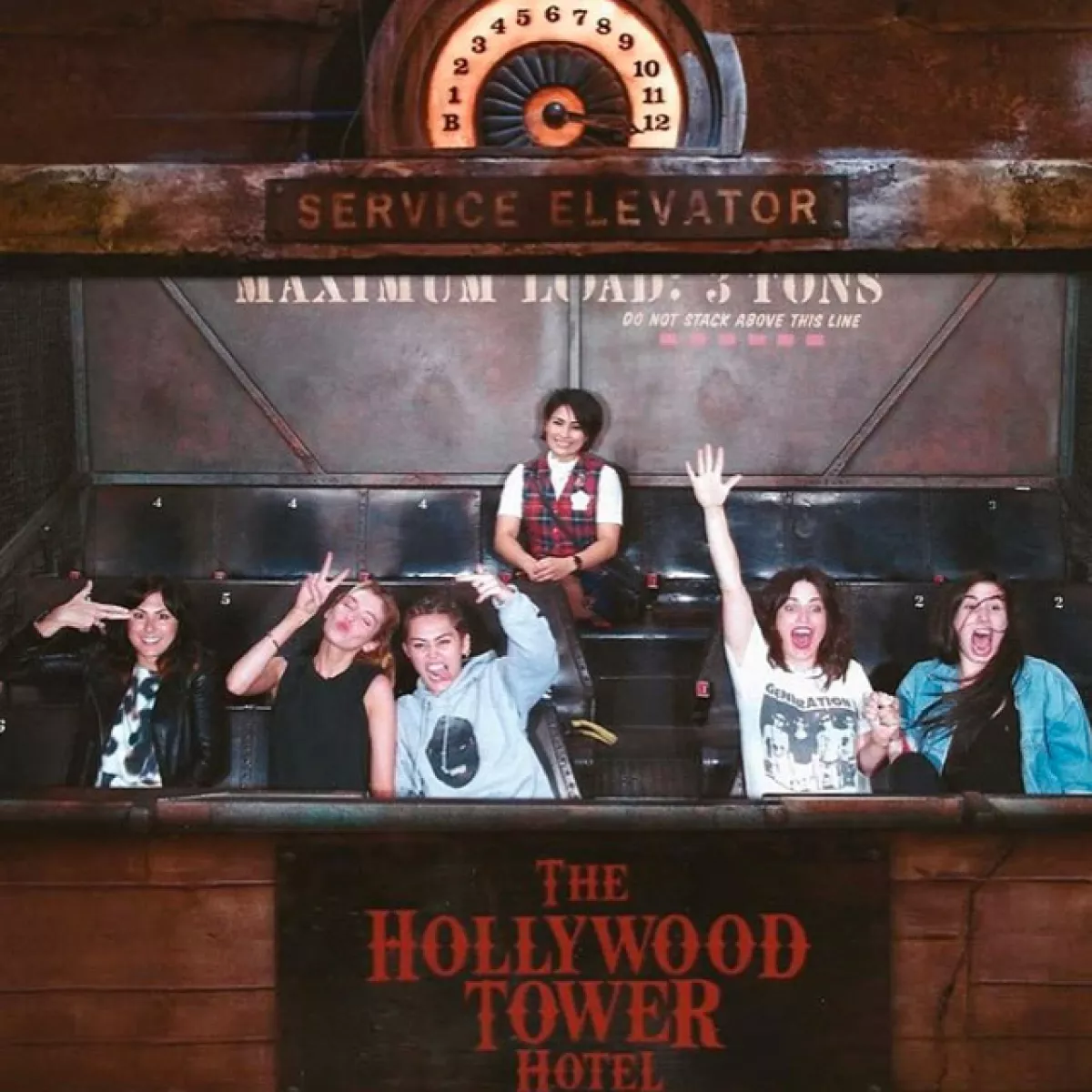 Miley y Stella en el juego "Hollywood Hotel Ride"