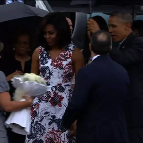 La primera dama de EU, Michelle Obama, recibió un ramo de rosas blancas por parte de las autoridades cubanas