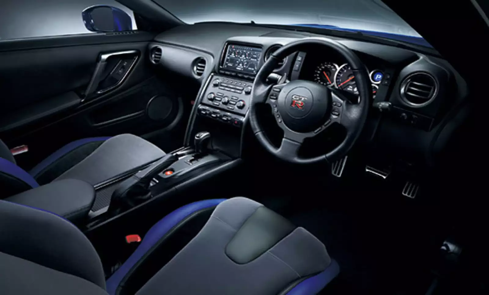 El GT-R tiene un peso reducido que destaca en su manejo.