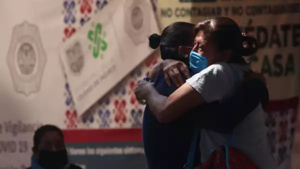 Familiares de un paciente con Covid-19 se abrazaron al recibir informes de su ser querido afuera del Hospital General Tláhuac