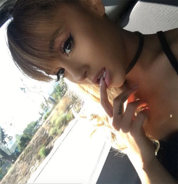 Aseguran que Danna le copió el look a Ariana.
