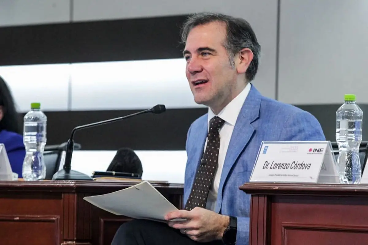 Lorenzo Córdova Vianello encabezó la presentación de la obra “Informe País 2020: El curso de la democracia en México” en las inmediaciones del INE