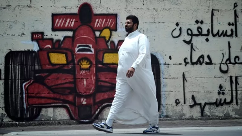 un chiita pasa frente a un dibujo del gran premio