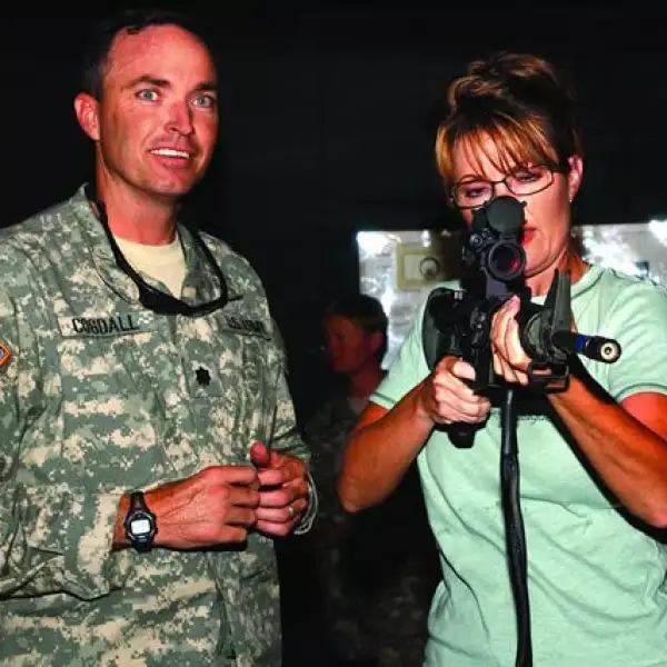 Es miembro de la Asociación Nacional del Rifle, una criticada organización de Estados Unidos.