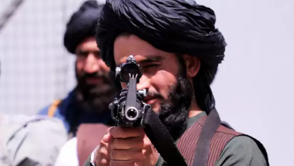 Un miembro de las fuerzas talibanas apunta y monta guardia en el Aeropuerto de Kabul