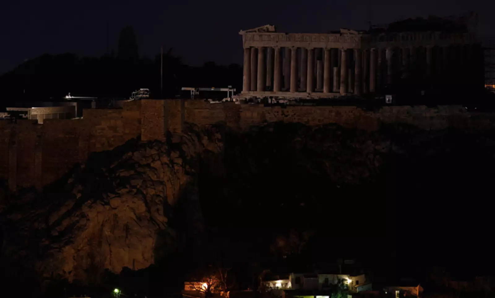 El Partenón, en la cima de la Acrópolis. Comunidades de todo el mundo quedaron a oscuras durante una hora.