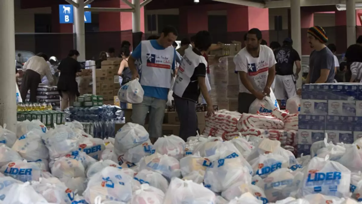 Voluntarios en la ciudad de Concepción organizan la ayuda humanitaria