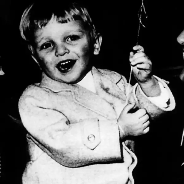Miguel Luchino González Borlani nació el 3 de abril de 1956 en Panamá, pero tienen la nacionalidad española debido a su padre, el fallecido torero Luis Miguel Dominguín. La madre del cantante es la actriz italiana Lucía Bosé. En esta foto tenía tres años.
