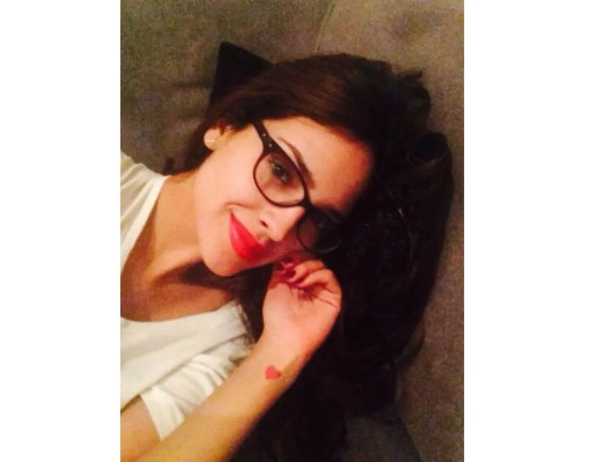 Eiza lleva un coqueto corazón rojo en su mano.