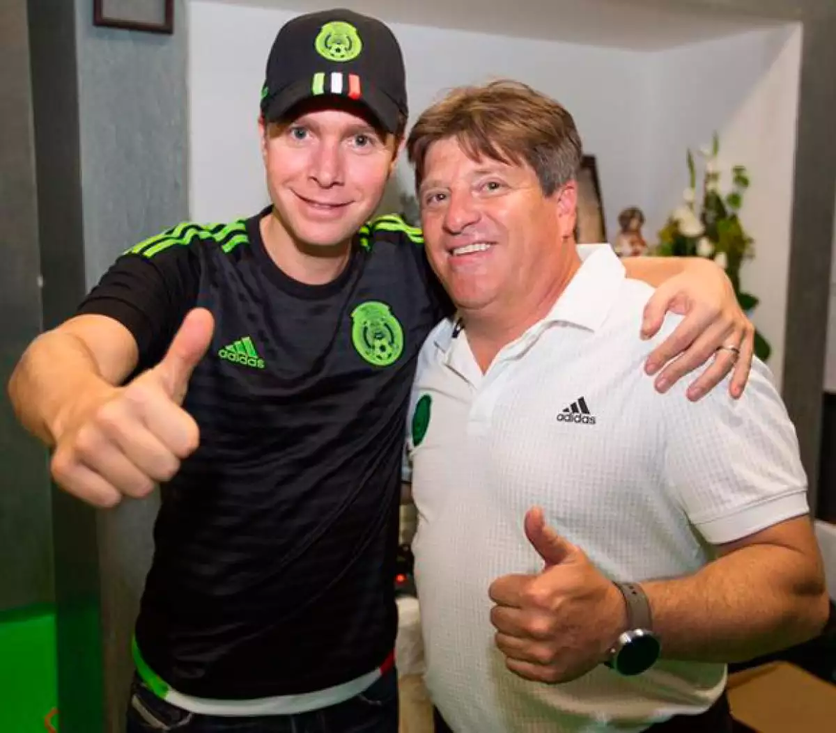 El Piojo Herrera y Manuel Velasco posaron para la cámara luego del partido, donde México resultó ganador.