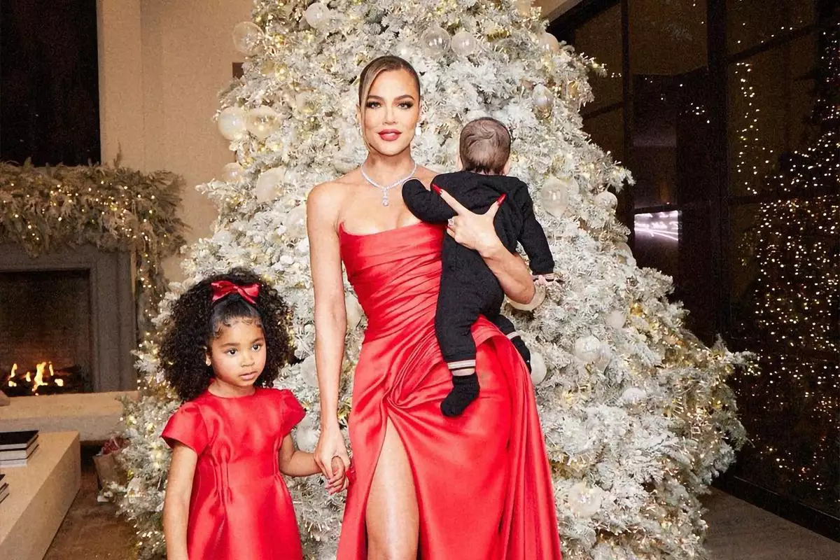 Khloé Kardashian muestra la cara de su segundo hijo en foto de Navidad