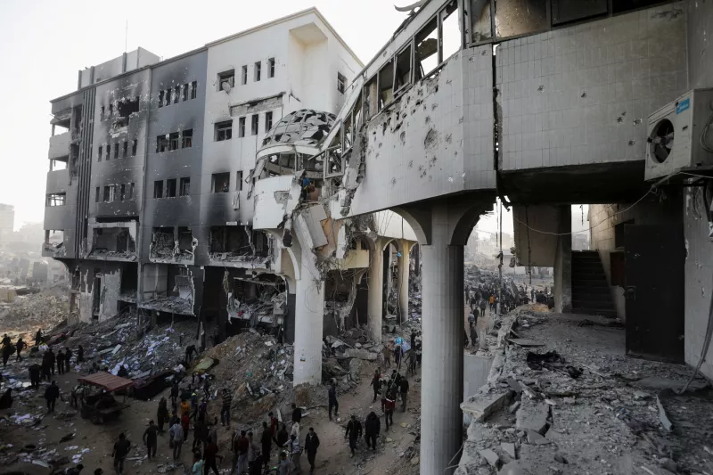 Los palestinos inspeccionan los daños en el Hospital Al Shifa después de que las fuerzas israelíes se retiraran del Hospital y de los alrededores después de una operación de dos semanas, en medio del conflicto en curso entre Israel y Hamas, en la ciudad de Gaza el 1 de abril de 2024.