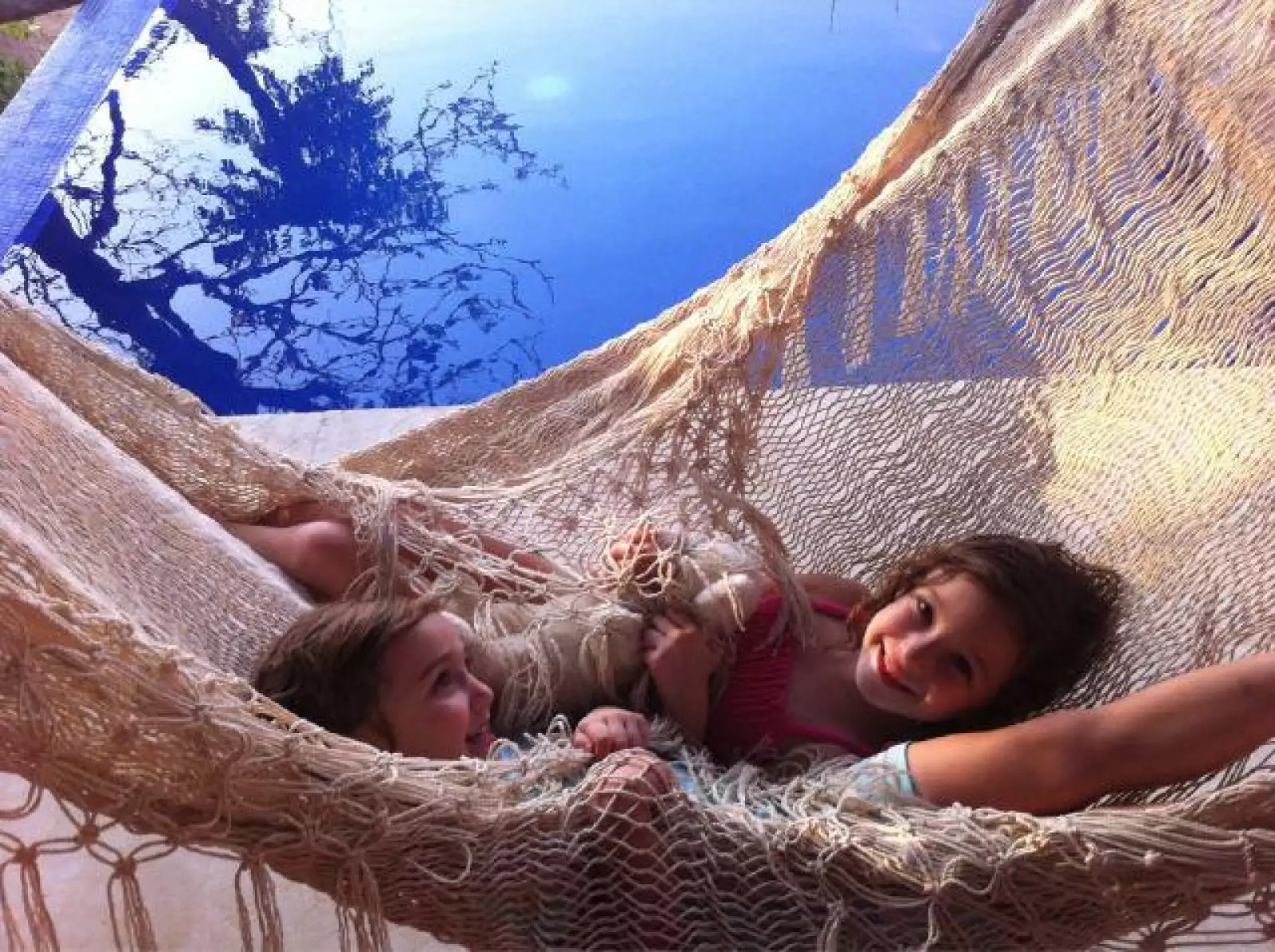 Mía es la primogénita de Legarreta y Rubín, sin embargo, dos años después llegó a su vida su hermana Nina.