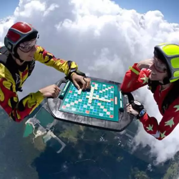 Los paracaidistas Nicole Angelides y Ramsey Kent mezclaron su pasión por las alturas con el amor al juego, jugando Scrabble a más de 4 mil metros sobre Florida.
