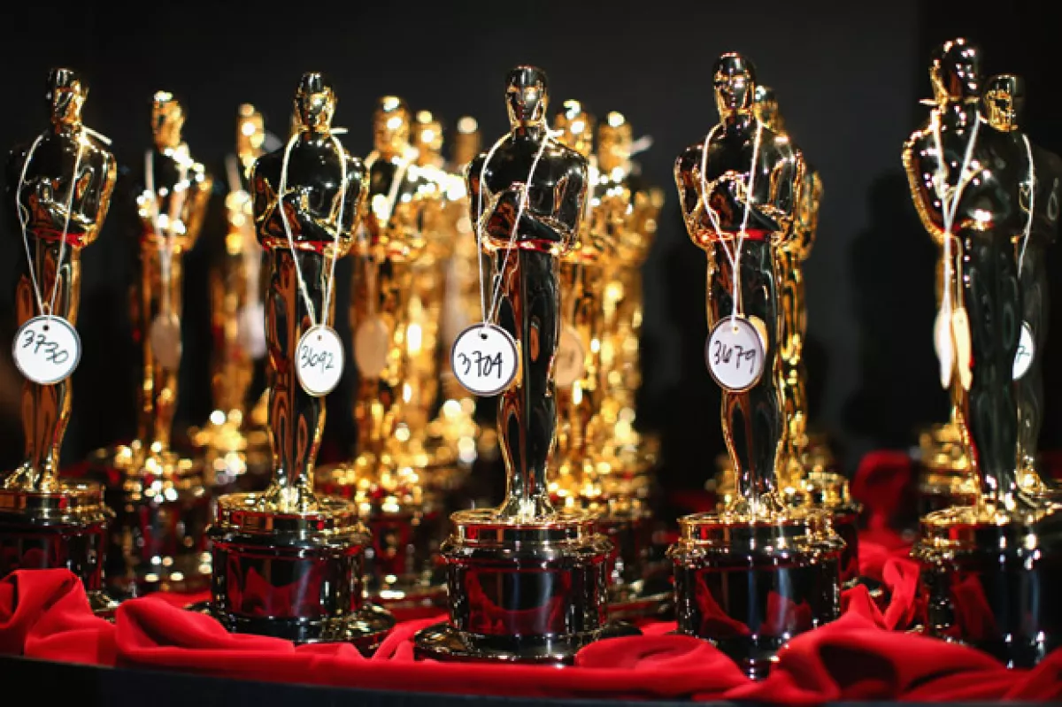 Así como el panda entre los muñecos de nieve causó sensación en Navidad, esta temporada de premios el Oscar entre los C-3POs también está volviendo locas las redes sociales.