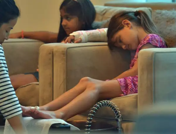 Suri recargó su cabeza en el descansabrazos.