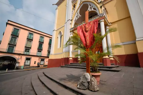 Las iglesias permanecieron cerradas a pesar de que hoy se festeja el Domingo de Ramos, celebración que arranca la Semana Santa, solo algunos vendedores ofrecieron los tradicionales ramos de palma