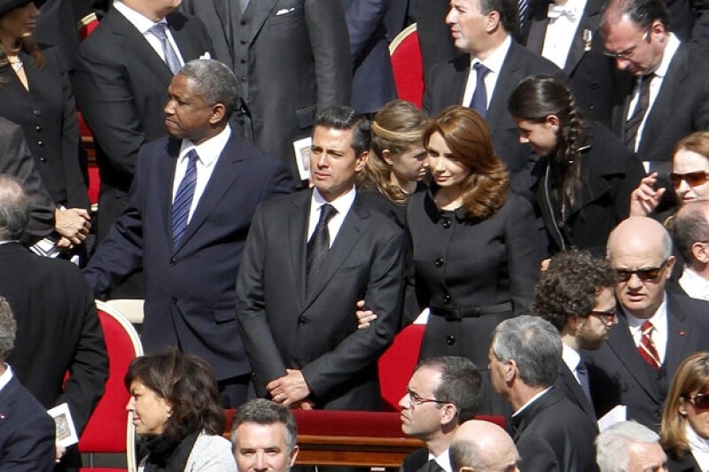 Enrique Peña Nieto y Angélica Rivera, atrás de ellos sus hijas, Fernana y Nicole.