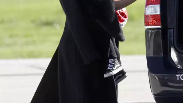 La estrella televisiva fue captada subiéndose a un jet, junto con sus dos hijos y Caitlyn Jenner, que la llevaría a Nueva York desde Los Ángeles para asistir a la pasarela de la marca de su esposo.