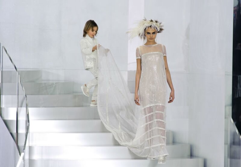 Cara Delevingne y Hudson Kroenig en el desfile de Haute Couture Spring 2014.