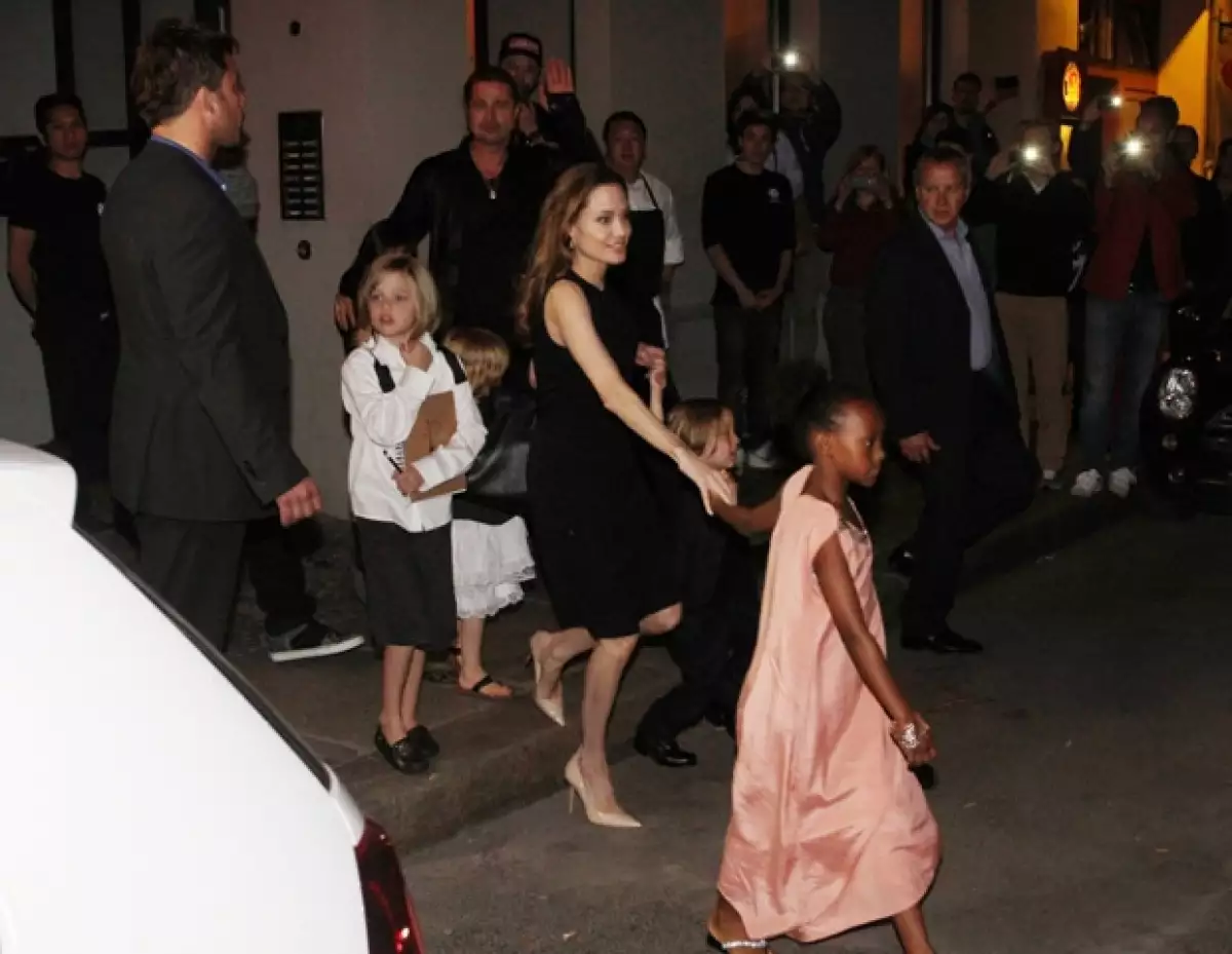 La mujer que atendió al clan Jolie-Pitt en el restaurante Kuchi de Berlín, aseguró que el actor fue muy amable, de hecho, ella tembló cuando le dieron la propina. ¡Afortunada!