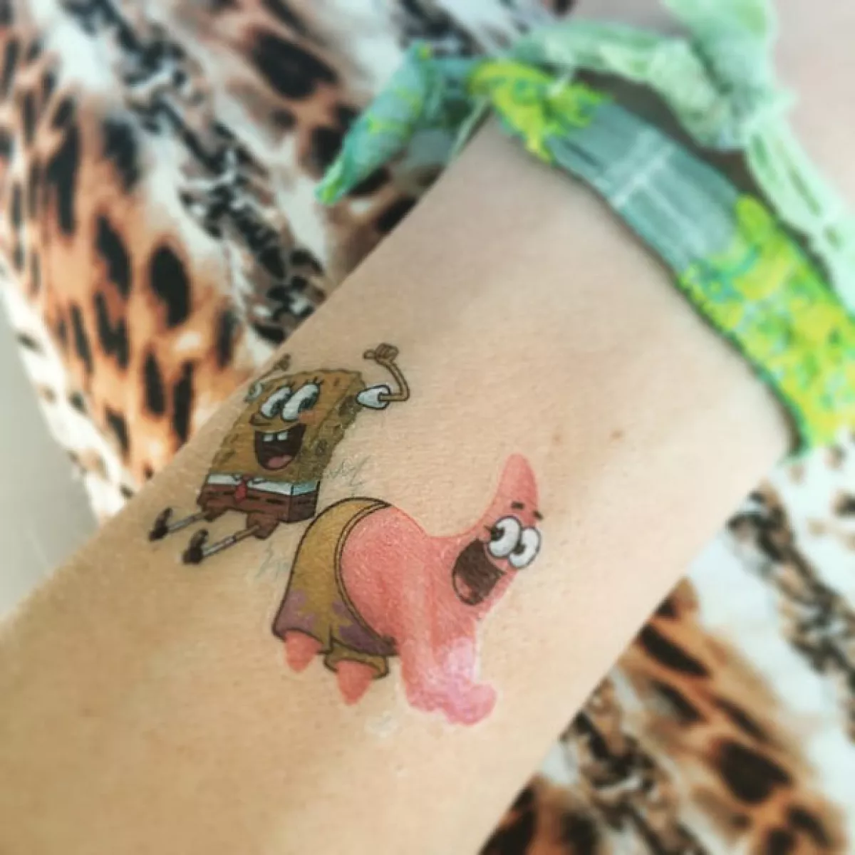 Matthew decidió aprovechar que su madre se dejó hacer el primer tatuaje, para continuar con más.