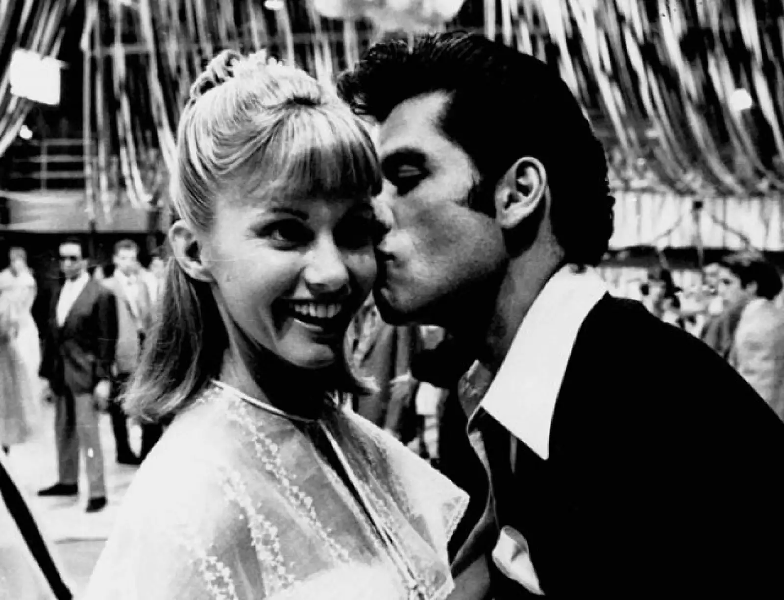 Olivia Newton John, quien alcanzó la fama internacional con Grease al lado de John Travolta, nació el 26 de septiembre de 1948 en Cambridge, Reino Unido. Es hija de la alemana Irene Newton John y del director de un colegio australiano.