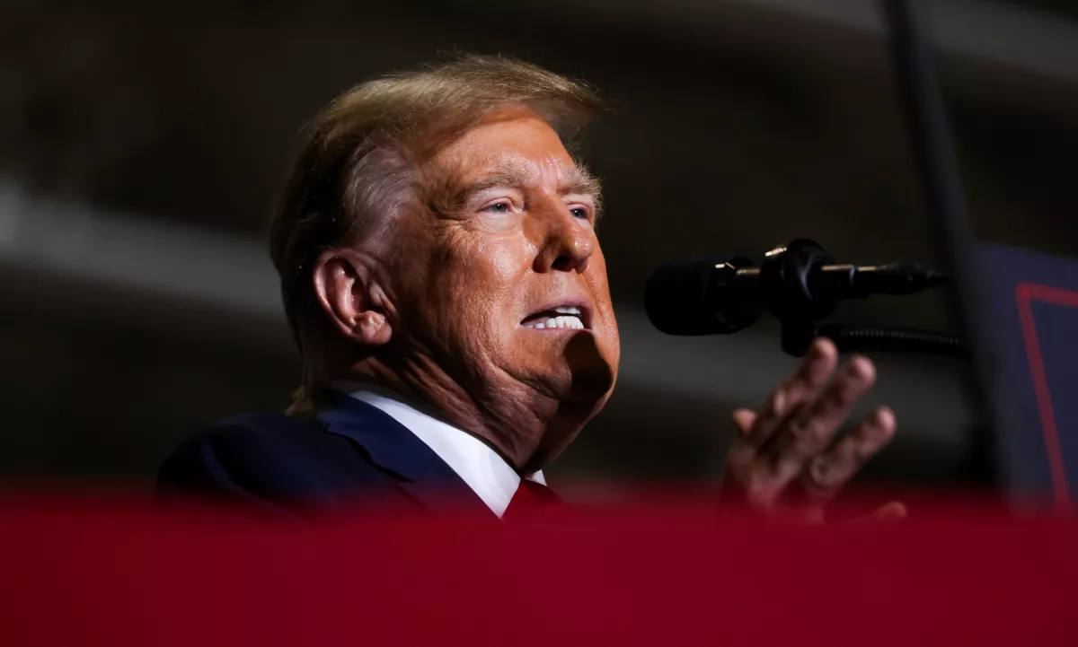 El candidato presidencial republicano y expresidente de los Estados Unidos, Donald Trump, habla en un evento de campaña antes de las elecciones primarias presidenciales republicanas en North Charleston, Carolina del Sur, EE. UU., el 14 de febrero de 2024.