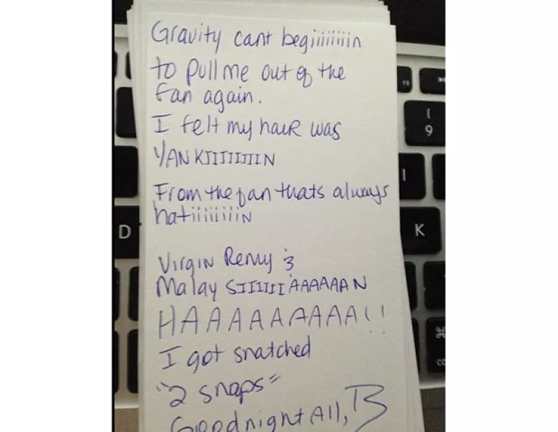 La cantante tuvo un problema al cantar "Halo", resulta que su cabellera se atoró en un ventilador, afortunadamente su equipo de seguridad le ayudaron.