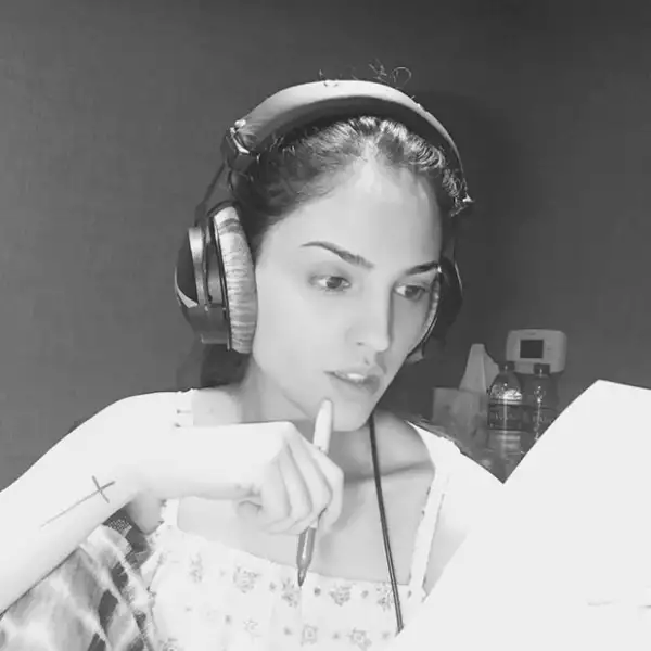 En esta imagen vemos a Eiza muy trabajadora, sin nada de makeup en su cara.