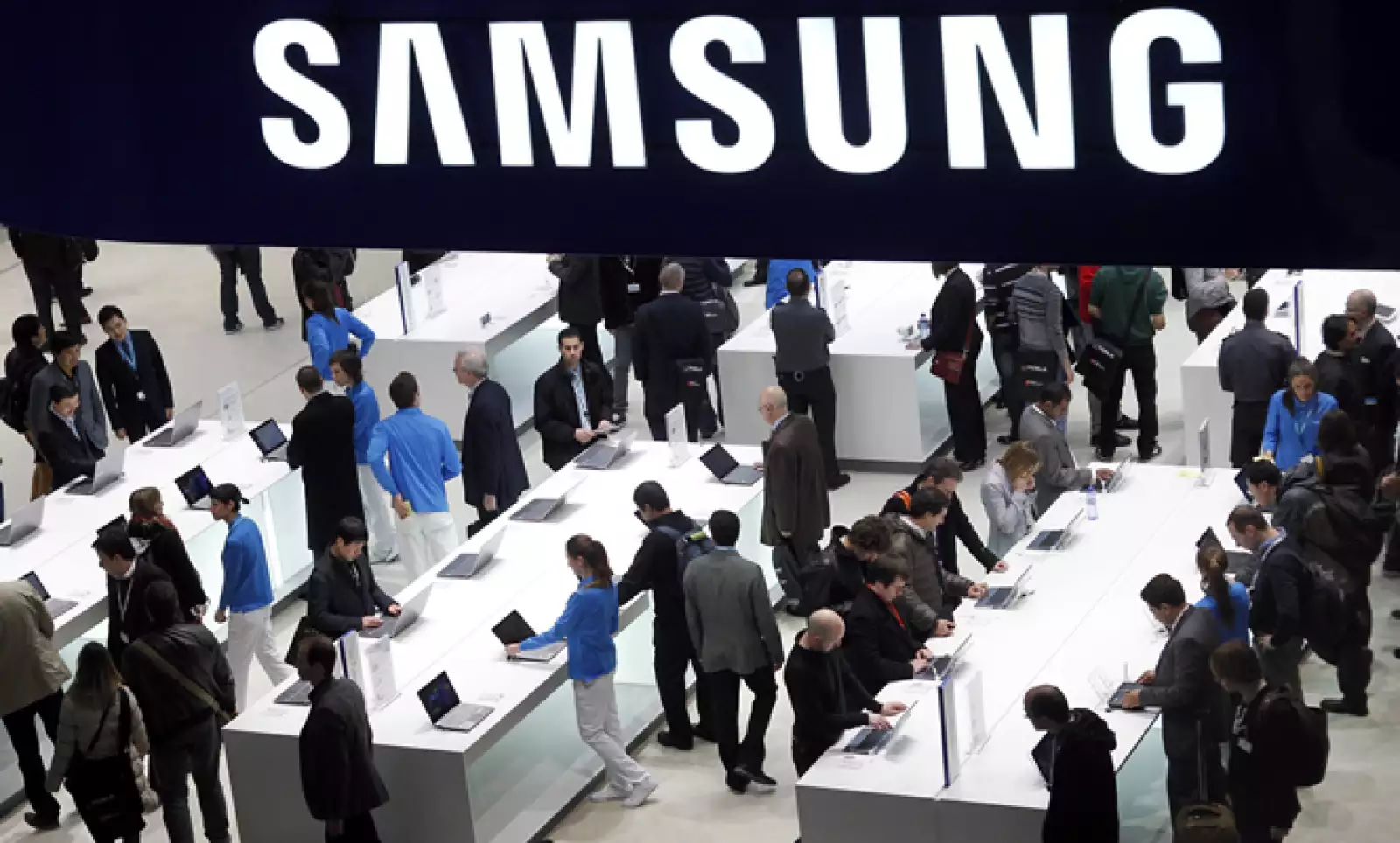 En el Congreso Mundial Móvil en España, la surcoreana Samsung colocó un stand para que los asistentes prueben sus dispositivos.