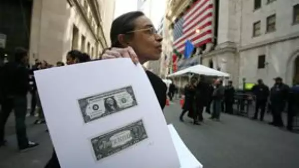 La pintora Laura Gilbert repartió billetes falsos para reprochar sobre la situación económica de EUA.