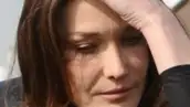 ¿Qué le preocupará a Carla Bruni? ¿Le dolerá la cabeza?