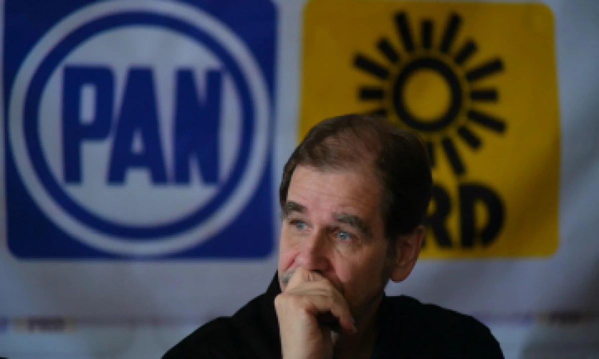 Agustín Basave, presidente nacional del PRD, impulsó la candidatura de Estefan Garfias; el PT apoyó a Robles Montoya. (Foto: Cuartoscuro)